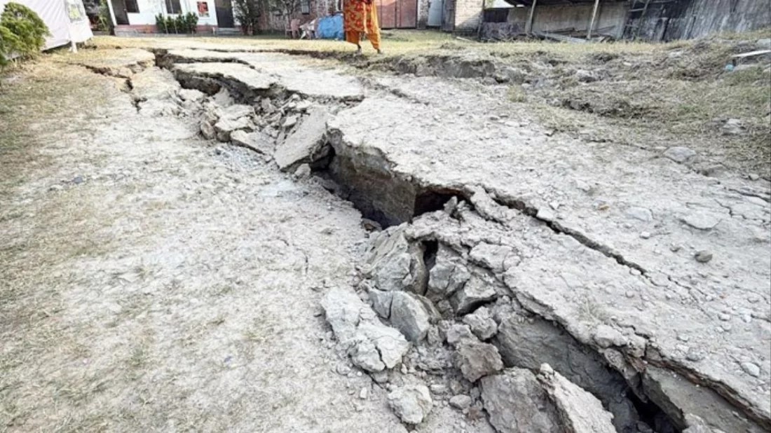 ভূমিকম্পের উৎপত্তিস্থল মাধবদীতে দুলছিল উঁচু ভবনগুলো, মাটিতে ফাটল